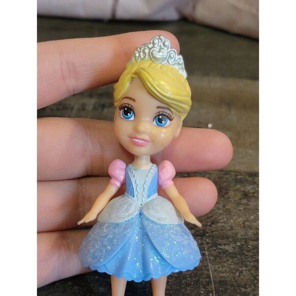 Young Cinderella Disney toy figure doll queen - Picture 2 of 4